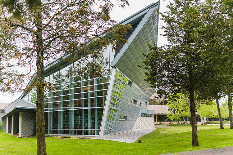 کالج لویالیست | Loyalist